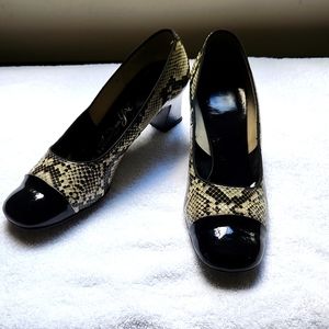BLACK AND WHITE ALLIGATOR/PATTEN LEATHER STACK HEELS. SIZE 7